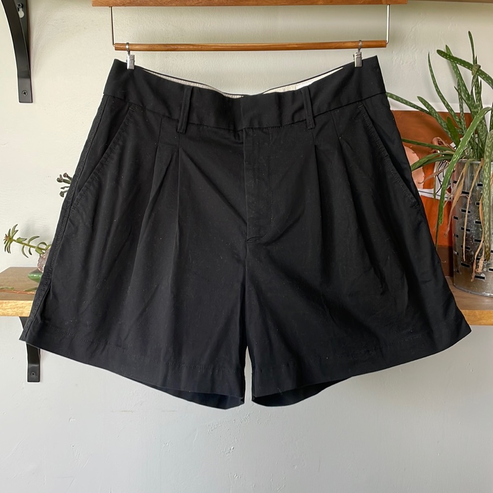 GAP Black Pleated Khaki Short Size 6